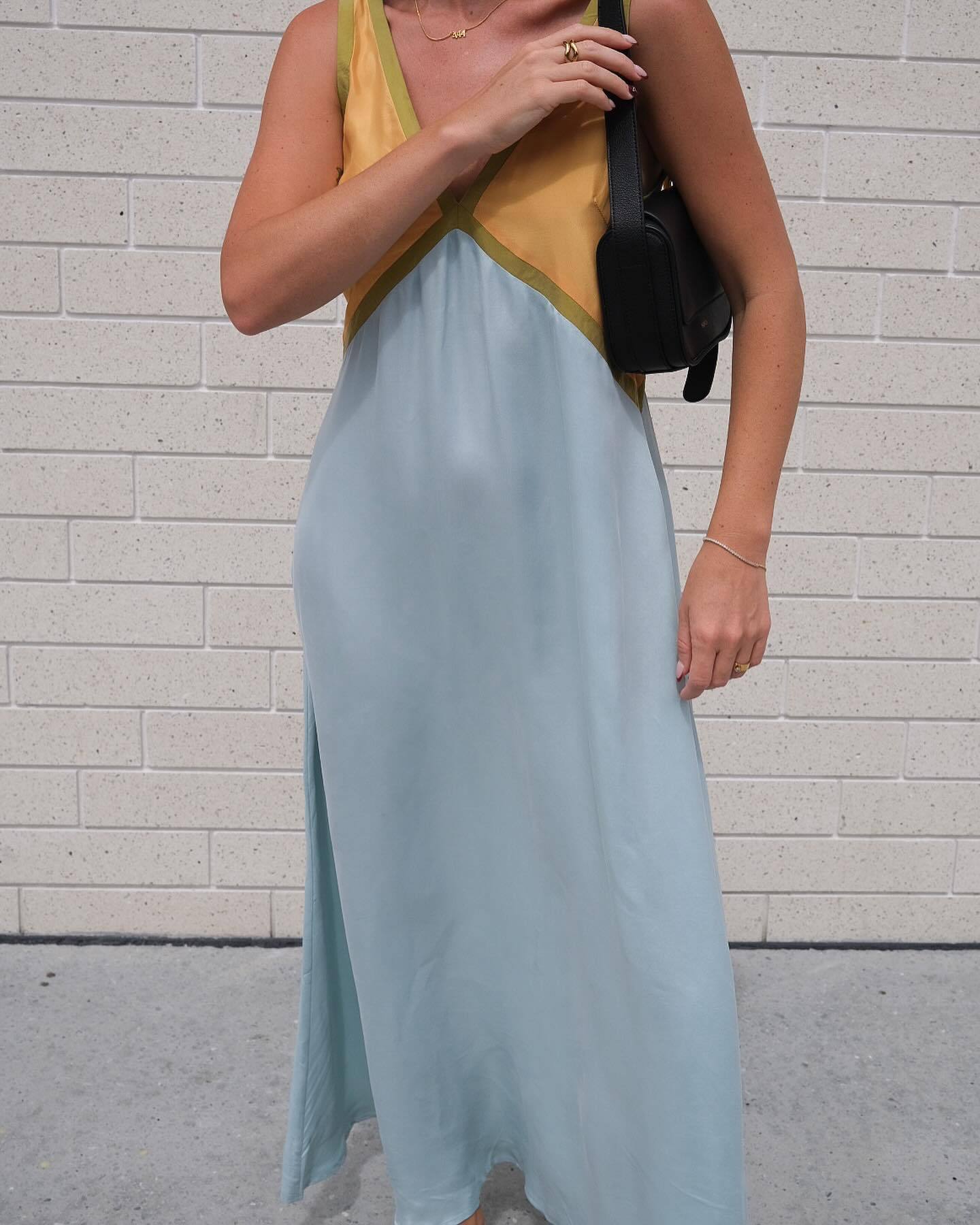 V-neck Sleeveless Color block Large hem Dress