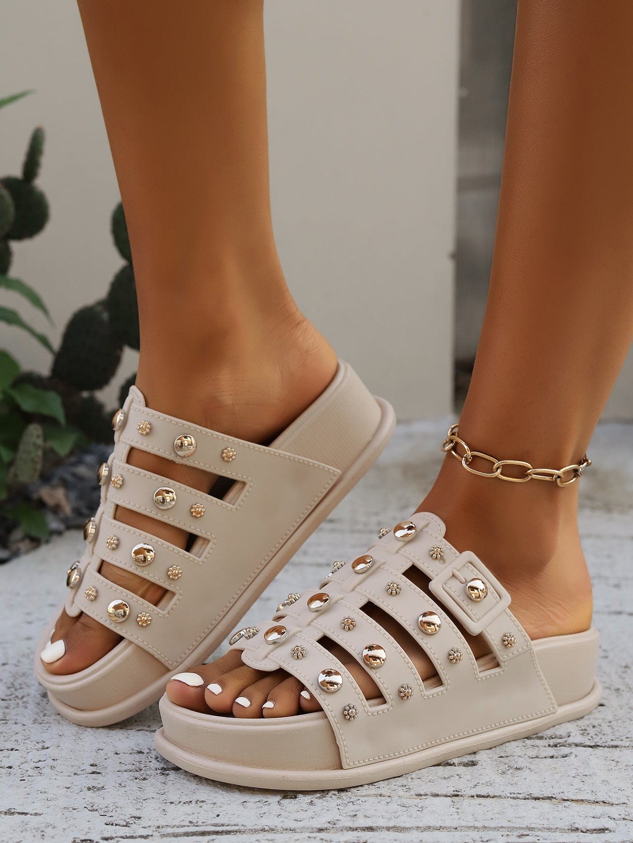 Thick-soled studded flat Roman Slippers