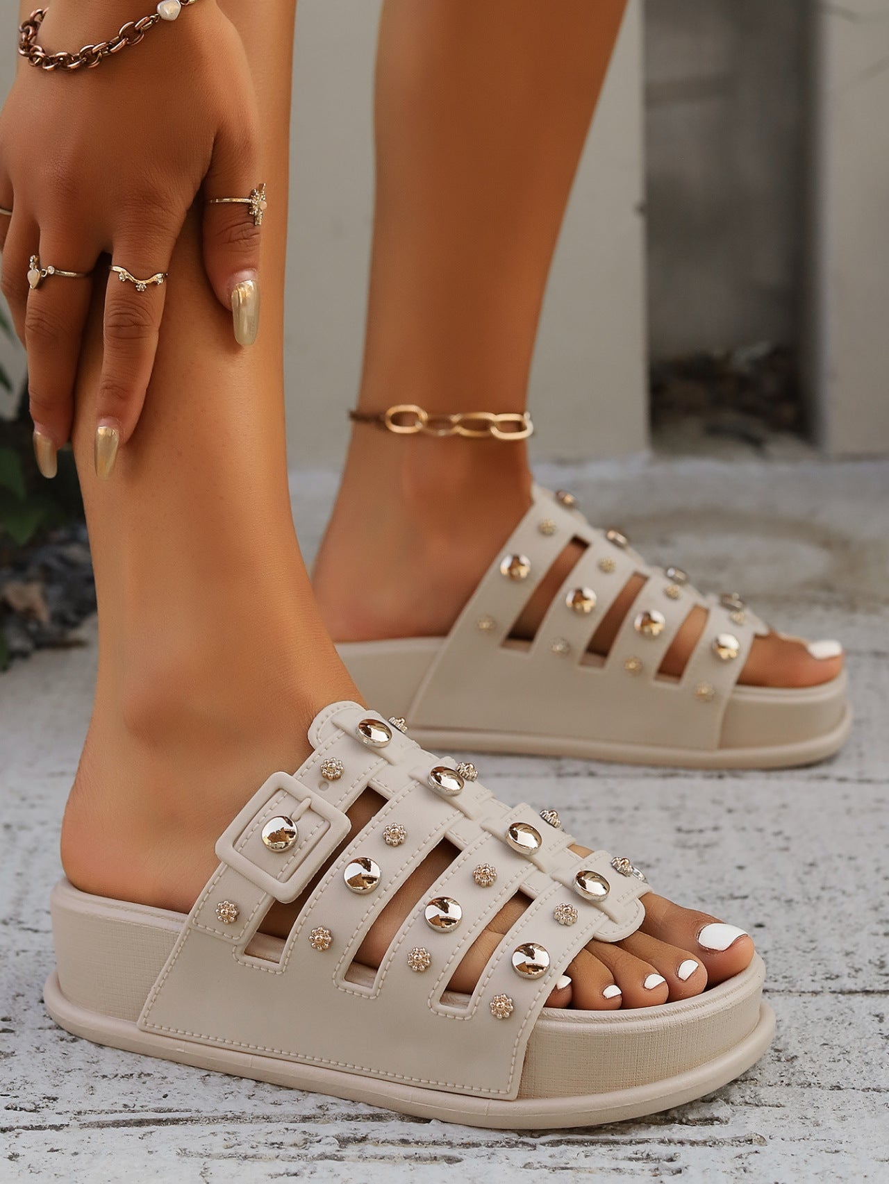 Thick-soled studded flat Roman Slippers