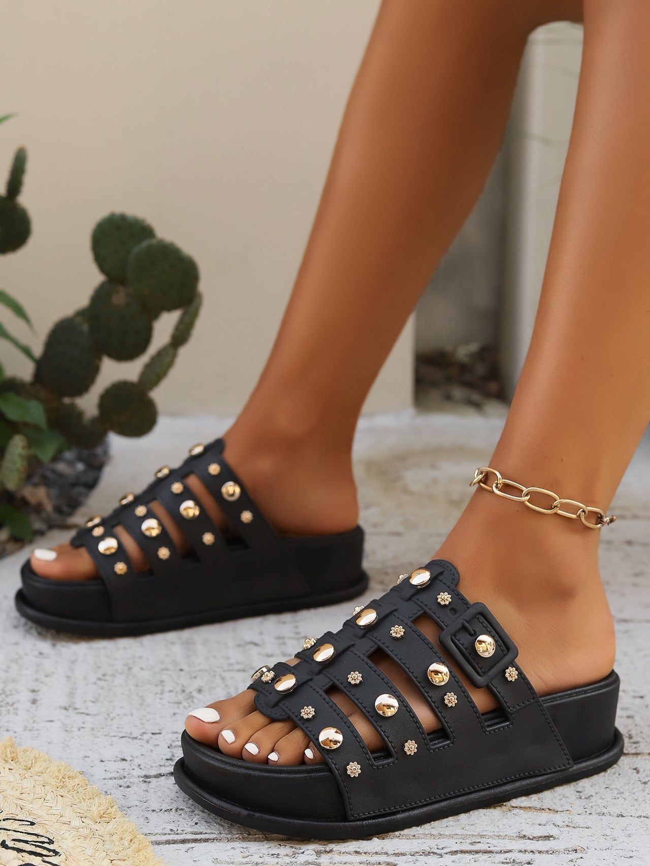Thick-soled studded flat Roman Slippers